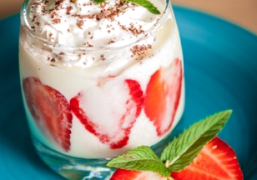 Desert răcoros cu iaurt și căpșuni