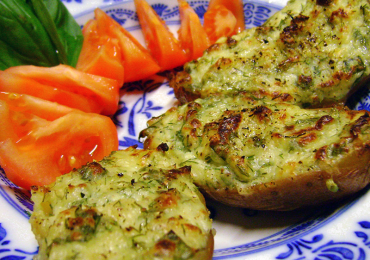 Cartofi copți, cu umplutură de Brânză Făgăraș Covalact de Țară și verdeață
