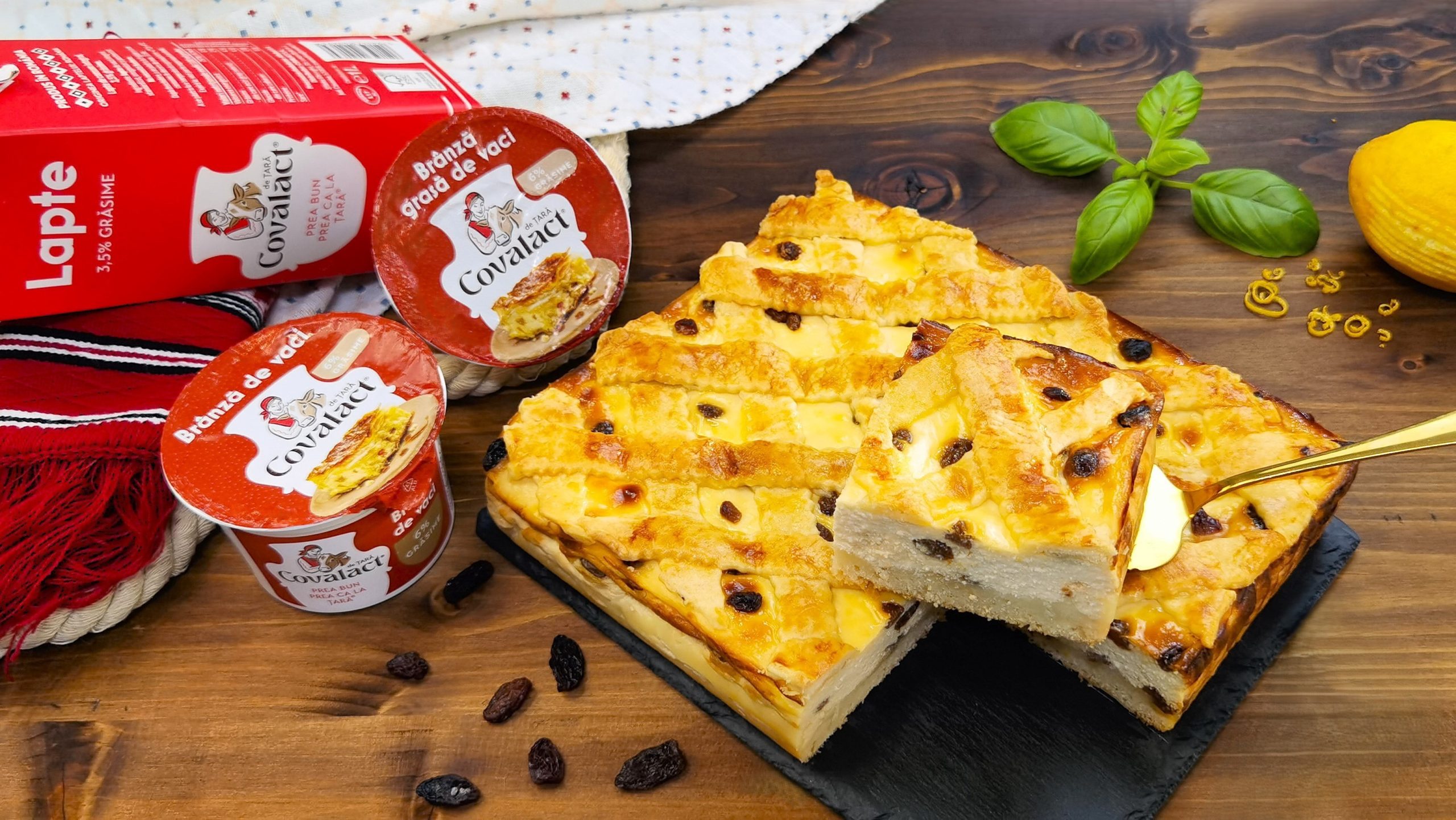 Prăjitură cu cană, cu brânză dulce și stafide